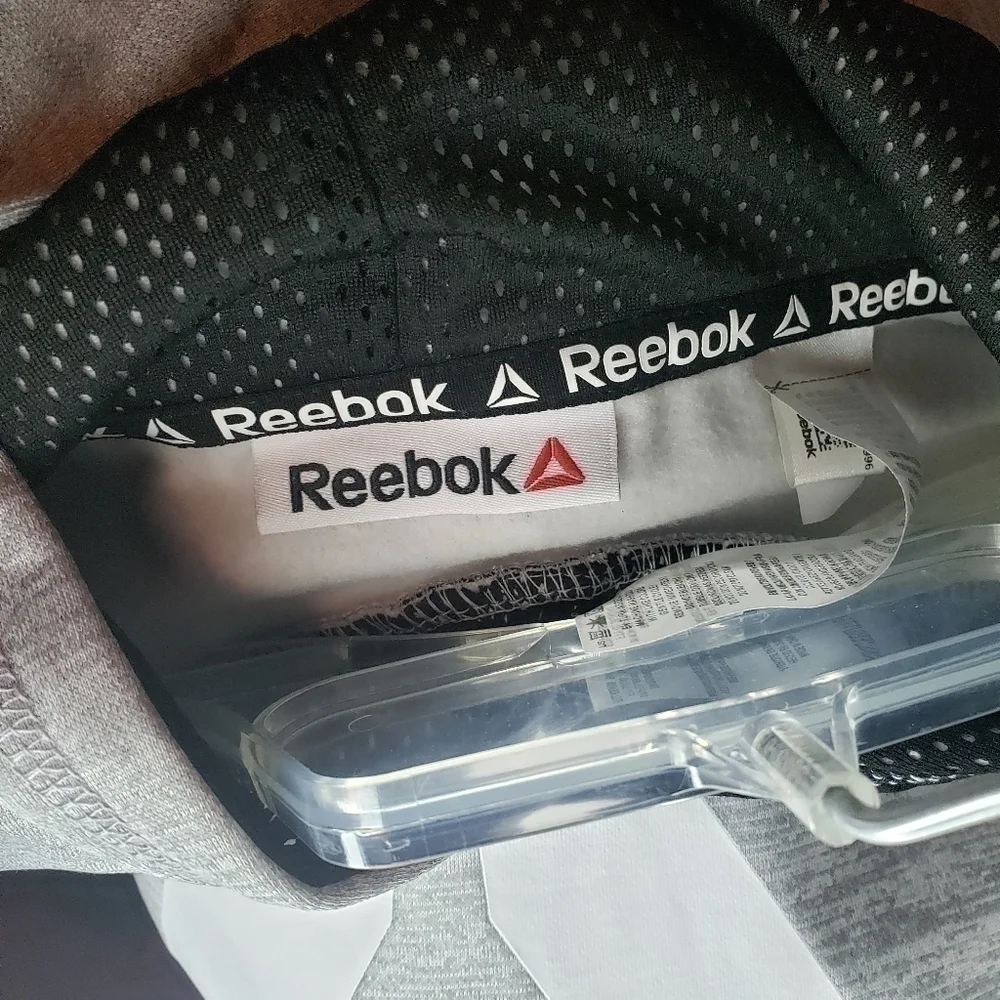 𝅺REEBOK hoodie for boys XXL silver or grey colored hoodie.